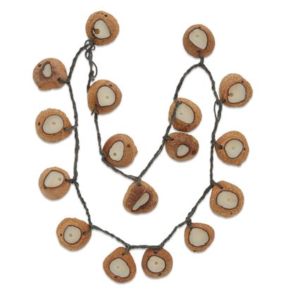 Ensemble de deux colliers, un chapelet et...