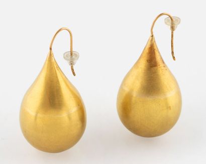 Lara KOULAJIAN (née en 1964)
Paire de pendants...