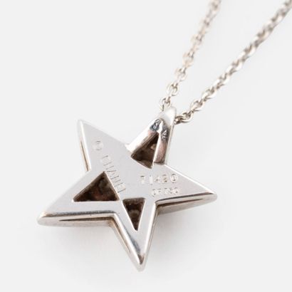 CHANEL
Pendentif or et diamants, par Chanel
Le...