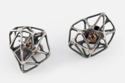 Paire de boucles d'oreilles en argent 
Formant...