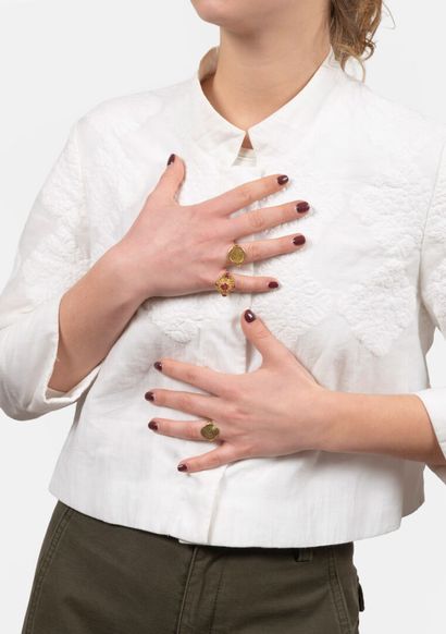 Lot de trois bagues en or 18K (750) : 
-...