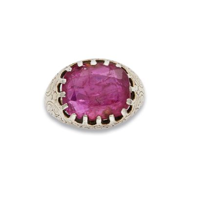 Bague en argent et saphir 
Orné d'un saphir...