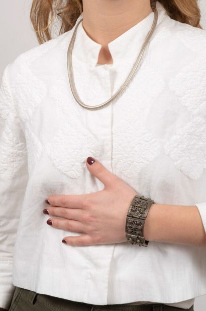 Ensemble de bijoux en argent comprenant:
-...