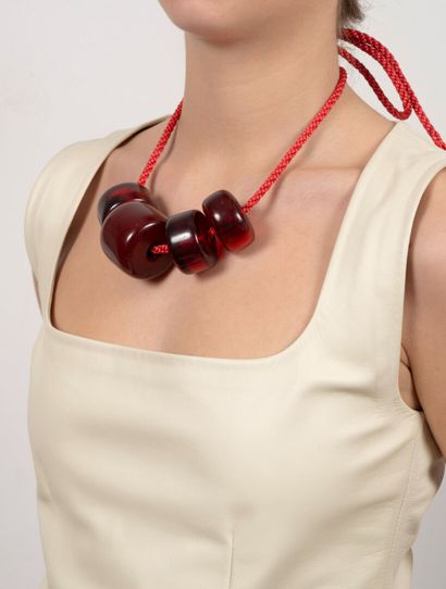 Ensemble de deux colliers, un chapelet et...
