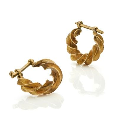 Deux ornements d'oreilles en métal
De forme...