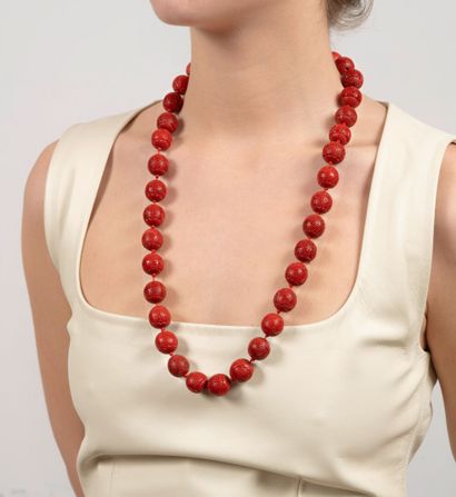 Ensemble de deux colliers, un chapelet et...