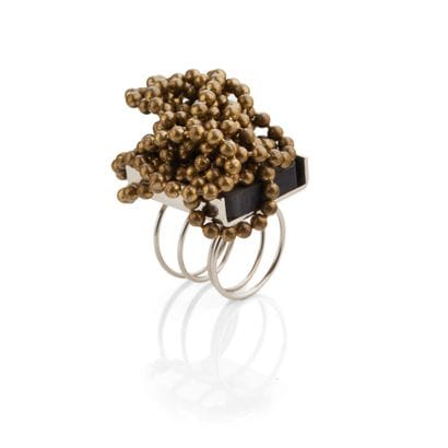 Bague aimant, laiton et métal argenté, 
L'anneau...