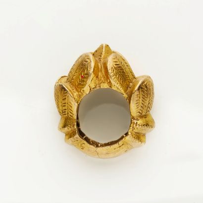 Bague en métal à décor végétal, Akan, Ghana,
Hauteur...