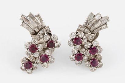 Paire de clips d'oreilles rubis et diamants...