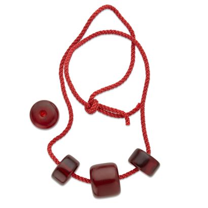 Ensemble de deux colliers, un chapelet et...