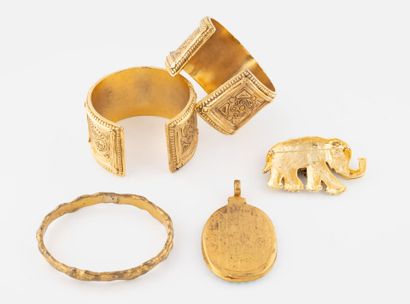 Ensemble de bijoux fantaisies en métal doré...