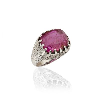 Bague en argent et saphir 
Orné d'un saphir...