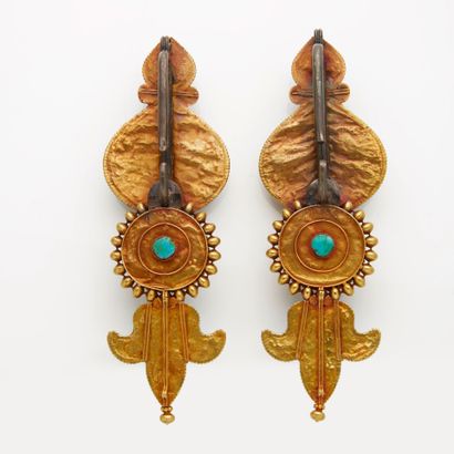 Paire de boucles en turquoise et métal doré,...