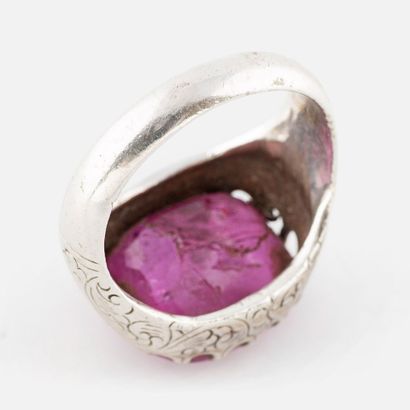 Bague en argent et saphir 
Orné d'un saphir...