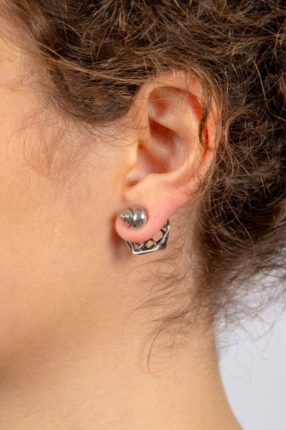 Paire de boucles d'oreilles en argent 
Formant...