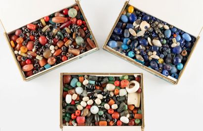 Important lot de perles en verre, en bois,...