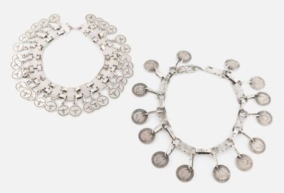 Ensemble de deux colliers en argent :
- Collier...