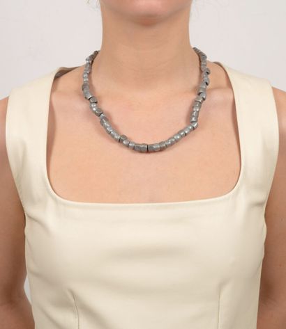 Ensemble de bijoux comprenant: 
- Un collier...