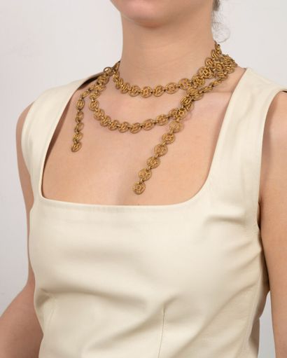 Ensemble de bijoux comprenant: 
- Un collier...