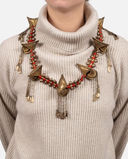Bel ensemble de deux colliers en argent (800)...