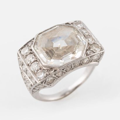 Bague Art Déco diamants
De forme chevalière,...