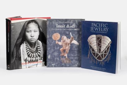 Lot comprenant 3 livres dont : 
- Bijoux...