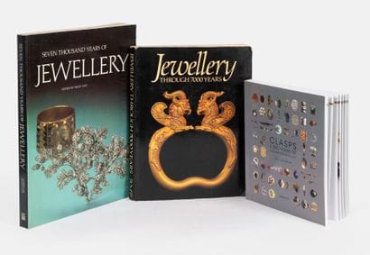 Lot comprenant 3 livres dont : 
- Clasps...