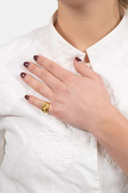 Bague en or 
En or 18K (750), ornée d'un...