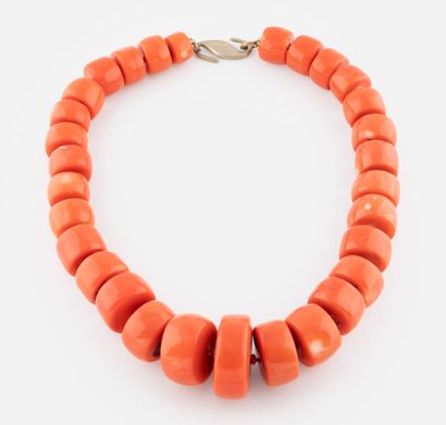 Collier corail et argent
Fermoir en argent...