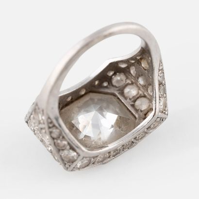 Bague Art Déco diamants
De forme chevalière,...