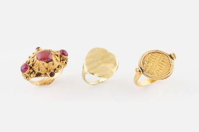Lot de trois bagues en or 18K (750) : 
-...