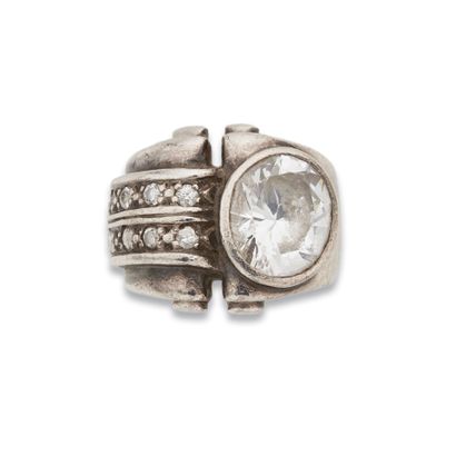 Bague en ragent et pierre imitation
En argent...