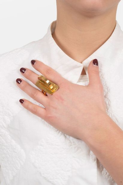 Bague moderniste en métal doré, 
Orné d'un...