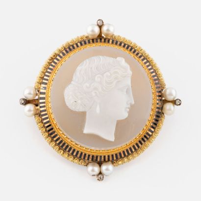 Broche camée, perles, émail et or, XIXe siècle
De...