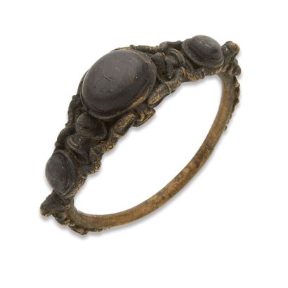 Lot de six bracelets en métal dont un Liberia...