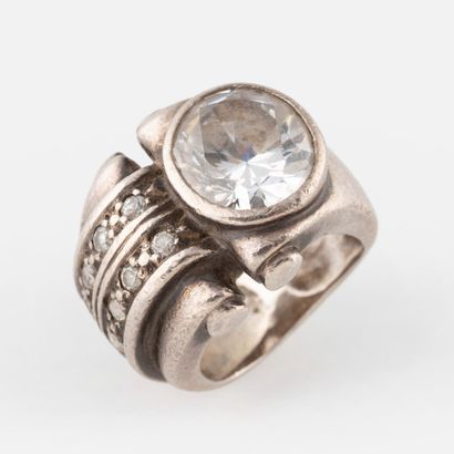 Bague en ragent et pierre imitation
En argent...
