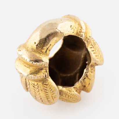 Bague en métal à décor végétal, Akan, Ghana,
Hauteur...