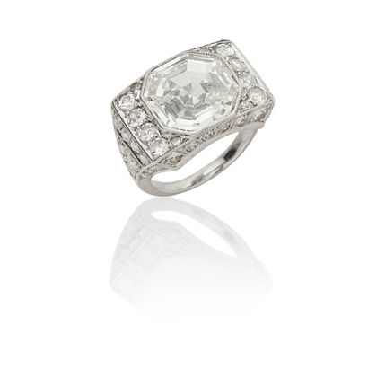 Bague Art Déco diamants
De forme chevalière,...