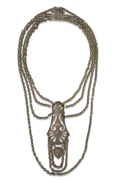 Grand collier en métal
En métal estampé et...