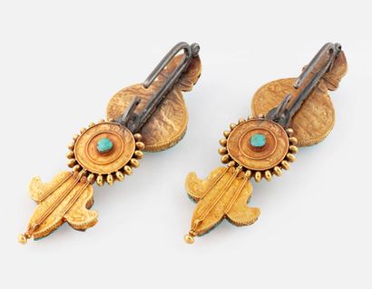 Paire de boucles en turquoise et métal doré,...
