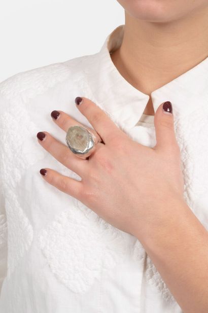 TRAVAIL CONTEMPORAIN
Bague métal et verre
En...