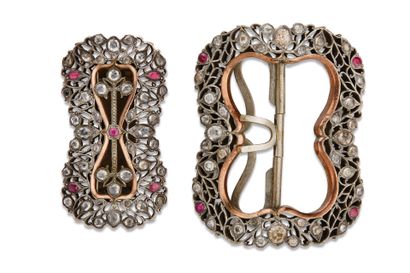 Deux boucles de ceintures en argent, or et...