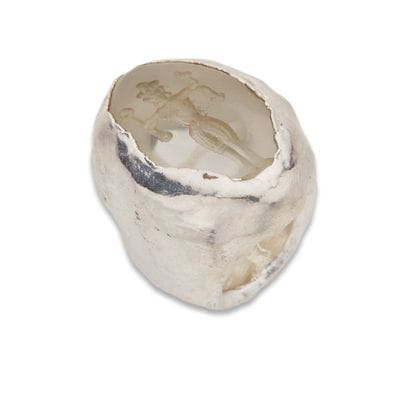 TRAVAIL CONTEMPORAIN
Bague métal et verre
En...