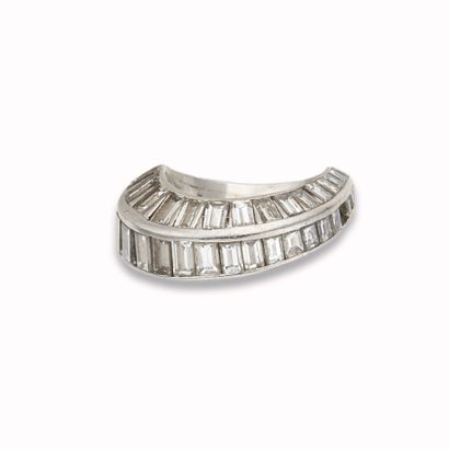 Bague diamants et platine
En platine (850),...