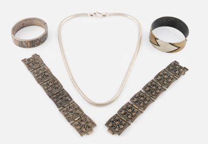 Ensemble de bijoux en argent comprenant:
-...