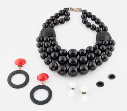 Ensemble de bijoux fantaisie comprenant :...