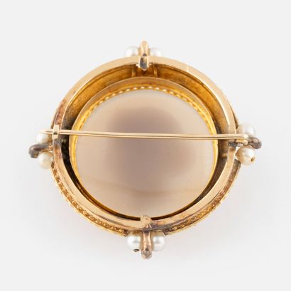 Broche camée, perles, émail et or, XIXe siècle
De...