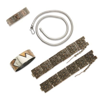 Ensemble de bijoux en argent comprenant:
-...