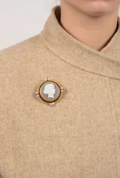 Broche camée, perles, émail et or, XIXe siècle
De...