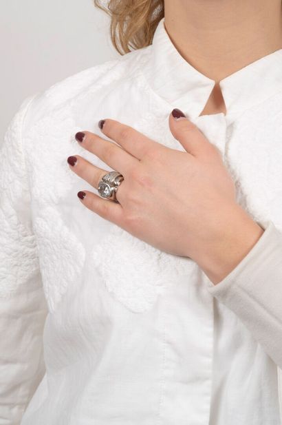 Bague en ragent et pierre imitation
En argent...